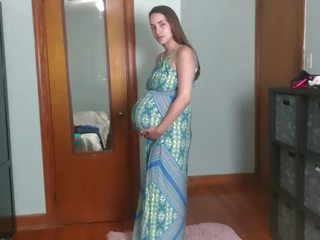 9 মাস গর্ভবতী এবং চেষ্টা উপর pre-preg কাপড় পরিহিত