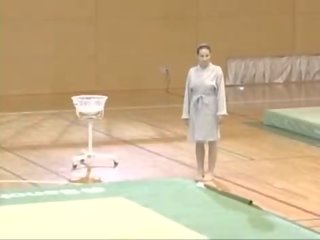 Corina справи з оголеними грудьми gymnastics