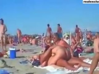 Masyarakat telanjang pantai tukar-menukar pasangan xxx klip di musim panas 2015