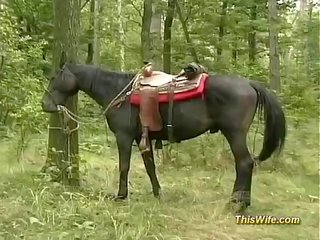 Cachondo esposa en bosque trío