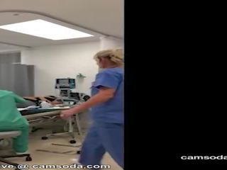 Momen jag skulle vilja knulla sjuksköterska blir fired för visning fittor (nurse420 på camsoda)