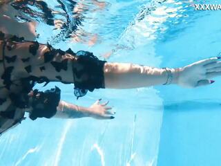 O piscina becomes dela etapa, dela movements um aquatic ballet