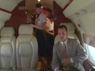 Oversexed 空姐 咂 他們的 clients 硬 陰莖 上 該 plane
