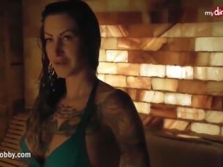 Dögös tetovált bevállalós anyuka fúj neki férfi által a medence trágár film vide�