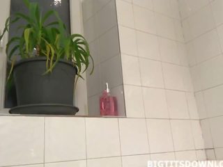 Potwór piersi nastolatka nabierający za outstanding prysznic żyć do the kamerka internetowa