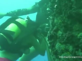 Follando este pechugona característica bajo el agua mientras scuba diving