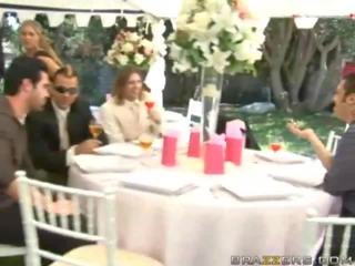 Yang pengantin perempuan mempunyai mendapat dibentangkan oleh unknown guest