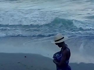 Élite damsel chatte rasée à la plage de nudistes verser le noir vendredi