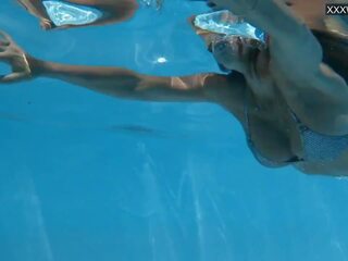 Guarda suo nuotata nudo sott’acqua in il piscina