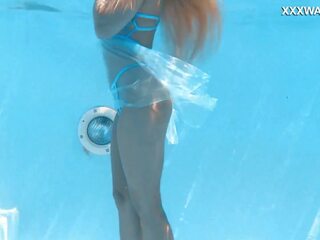 Suo corpo cutting attraverso il shimmering acqua di il piscina