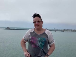 Zoey masturbação em público alto em um rocha em o harbor