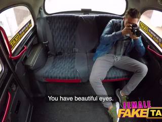 Sieviete viltojums taksometrs fantastisks jāšanās un sejas masāža apdare shortly thereafter valdzinoša atpakaļ sēdeklis photos
