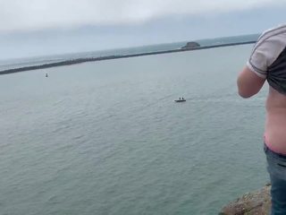Zoey masturberar i offentlig hög på en rock i den harbor