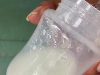Tmavé mama masáže obrovský sýkorka a strieka mlieko pre youtube