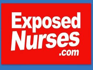 Spogledljiva ingver medicinska sestra v lateks uniforma dobi umazano