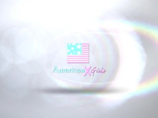 E pacipë pak i parë kohë i rritur film aktore në të saj gjunjë në americanxgirls