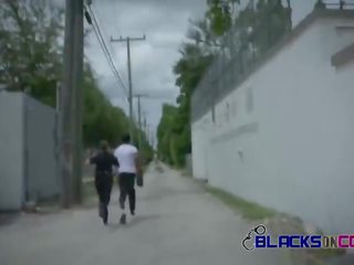 Czarni na cops na zewnątrz publiczne dorosły wideo z cycate białe ripened laski