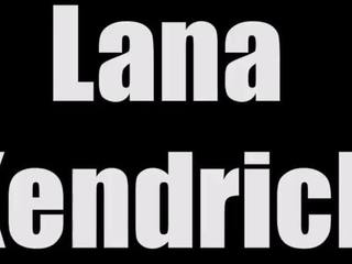 Lana kendrick বিশাল চোট চুলের মেয়ে bounces যেমন সে পদক্ষেপ সুতরাং ভুতুড়ে এ পুল