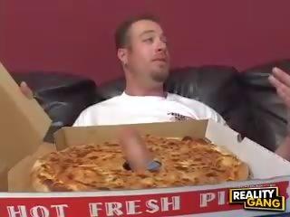 Milf kanssa iso tiainen antaa a suihinotto kohteeseen a pizzaa toimitus nuorten-