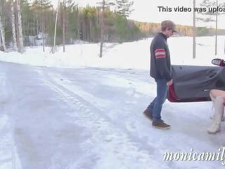 Monicamilf s 汽車 breakdown 在 該 挪威 winter