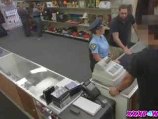 Teenager polisi officer hocks her gunslika