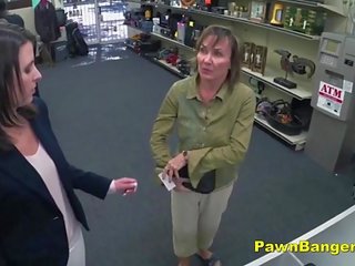 Клієнт приймає пеніс в її волохата манда для готівка