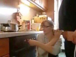 Hyggelig kone med slik utrolig pupper knulling ved kjøkken