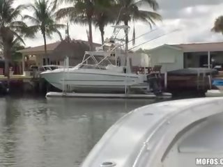 Bikini mdtq i zgjedhur lart fucks në një varkë