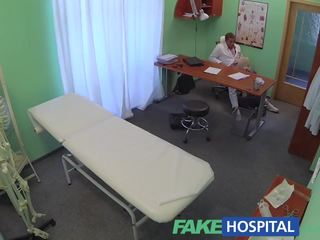 Fakehospital médecins séduisant blond ovulating femme vient en son bureau demanding son bébé battre