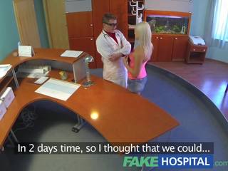Fakehospital umazano zdravstveno practitioner explores vsak palčni od zanosan blondinke telo