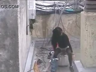 Brave man gets young woman to fuck in the construction site /100dates