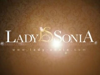 Milf sonia fucks ei pizda și freacă ei clitoris pentru orgasm