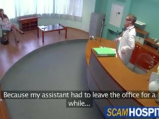 Attraente sabina prende scopata da suo medico practitioner